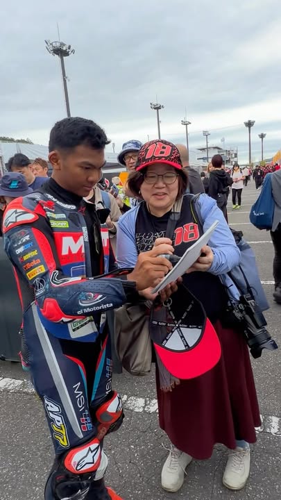 Lepas crash sempat lagi layan fan belakang paddock.…