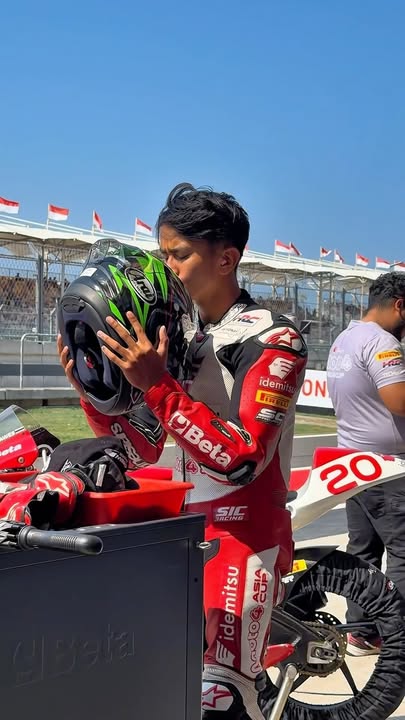 Moto4 Asia Cup Race 2 start now!! #SICRacing…