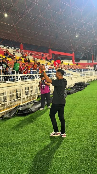 Hakim Danish bersama seketika peminat bola sepak untuk…